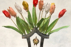 Steengoed gebakken tulpenvaas met winterkoninkje, 80 cm hoog