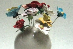 Steengoed gestookte rozenvaas, hoogte 50 cm.