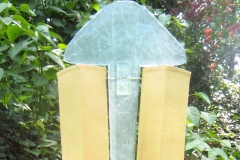 Steengoed gestookte dubbelvorm met glazen component 86 cm hoog.