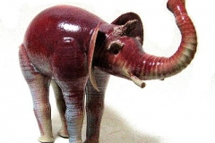 Rood geglazuurde steengoed olifant