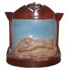 Steengoed gestookt object: rode tempel met liggende vrouw. Grootte: 45x45 cm