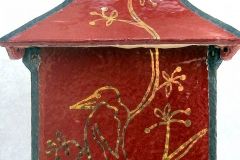 Gezamelijke opdracht: Steengoed gestookte urn met rood glazuur en tekeningen met goudluster. Februari 2013. Voorzijde.