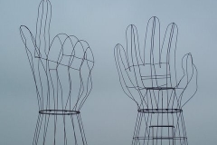 Handen tbv decor theaterstuk IVAK te Delfijl. Gemaakt door Bart de Vogel. Materiaal: rondijzer, hoogte 3.20m1. Beide handen zijn geheel demontabel en verrijdbaar.
