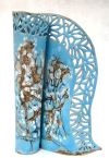 Blauw geglazuurde steengoed gestookte vaas met kantmotiefen decoratie 47x28 cm.