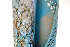 Blauw geglazuurde steengoed gestookte vaas met kantmotiefen decoratie 47x28 cm.
