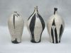Raku vazen met wit glazuur ongeveer 30 cm hoog.