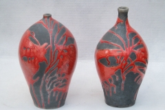 Raku vazen met rood glazuur ongeveer 30 cm hoog. Rechtervaas is in particulier bezit